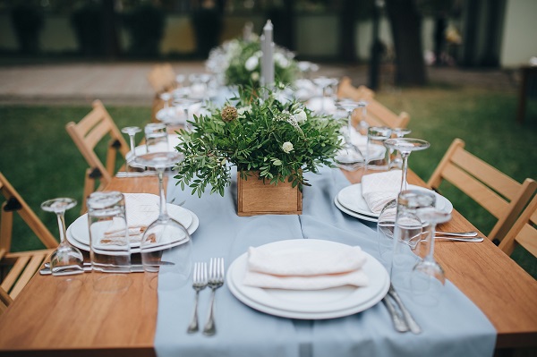 bakyard wedding table with flowers